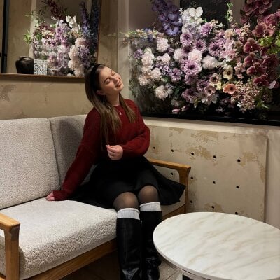 EmilyThoma Live Cam on StripChat