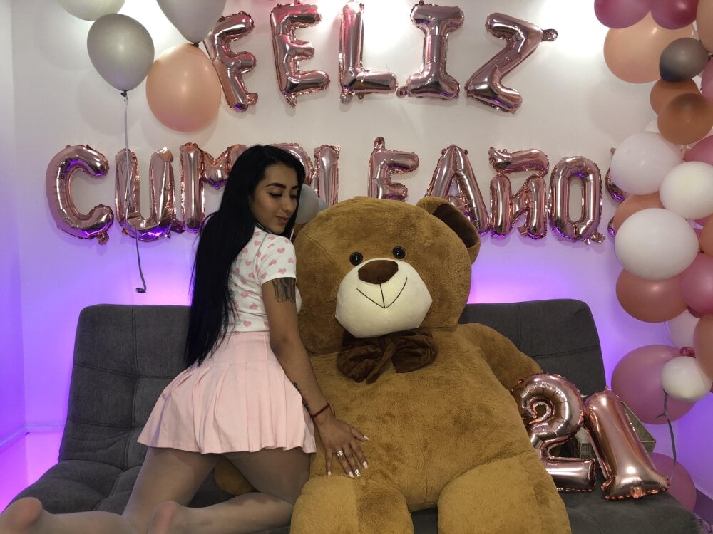 free6cams.com queen_sofya livesex profile in im-lying-on-the-bed cams