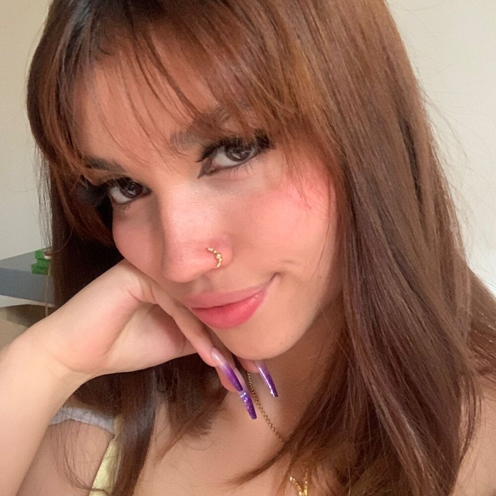 Iyankrav_pink live cam model at StripChat