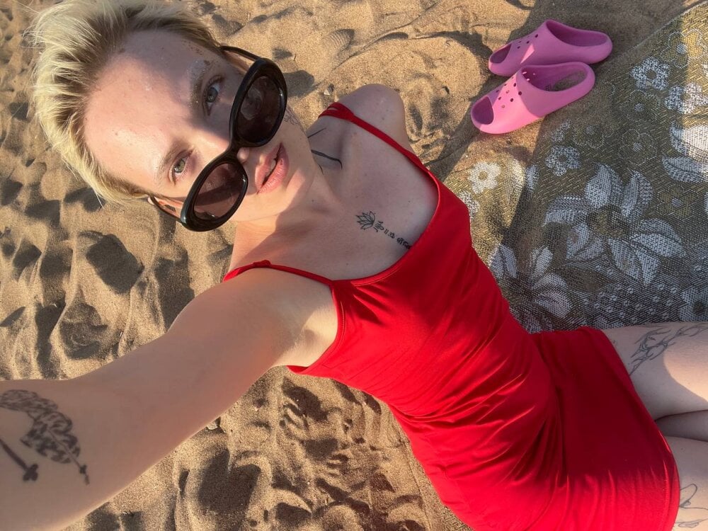 stripchat cold_desire webcam profile pic via onaircams.com