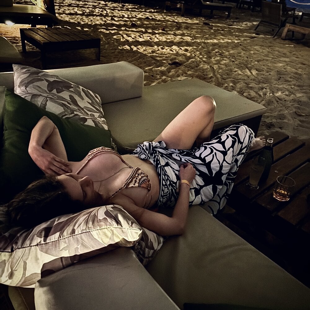 6livesex.com lunaveloux livesex profile in greetings-from-paradise cams