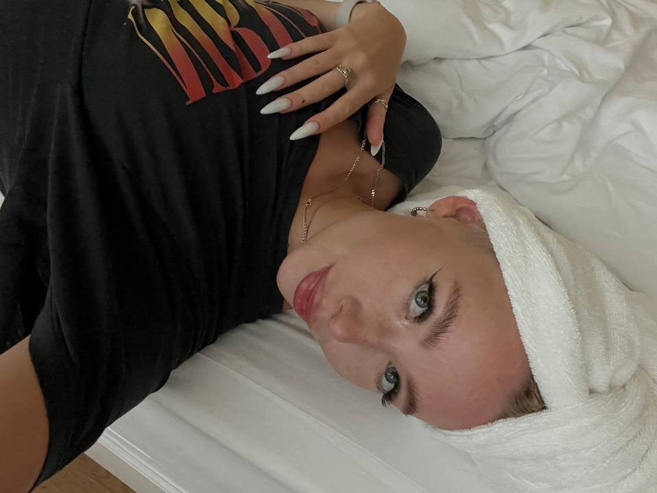 Lizzy_meoww live cam model at StripChat