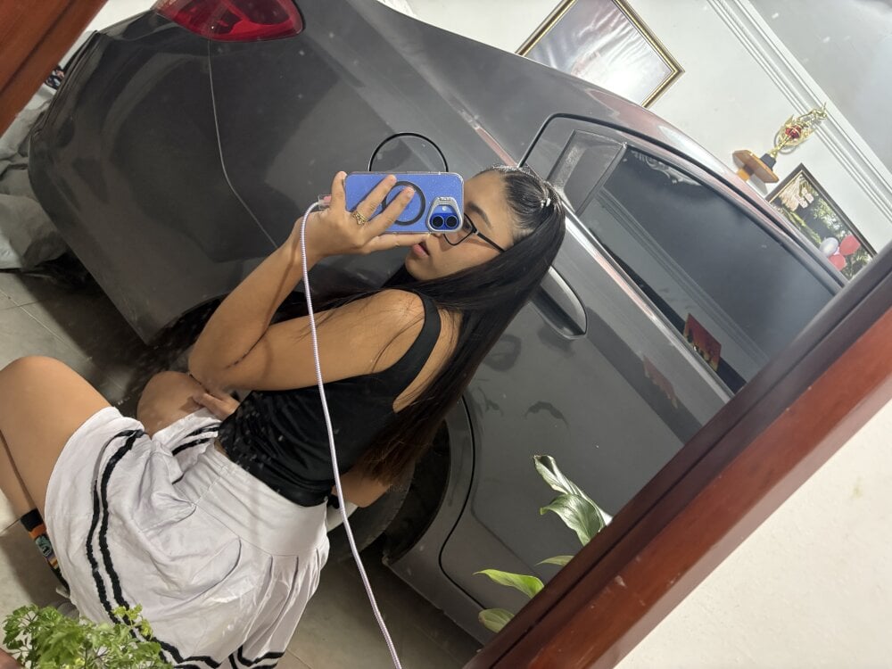 stripchat valery_moon697 webcam profile pic via coupleslivesex.com