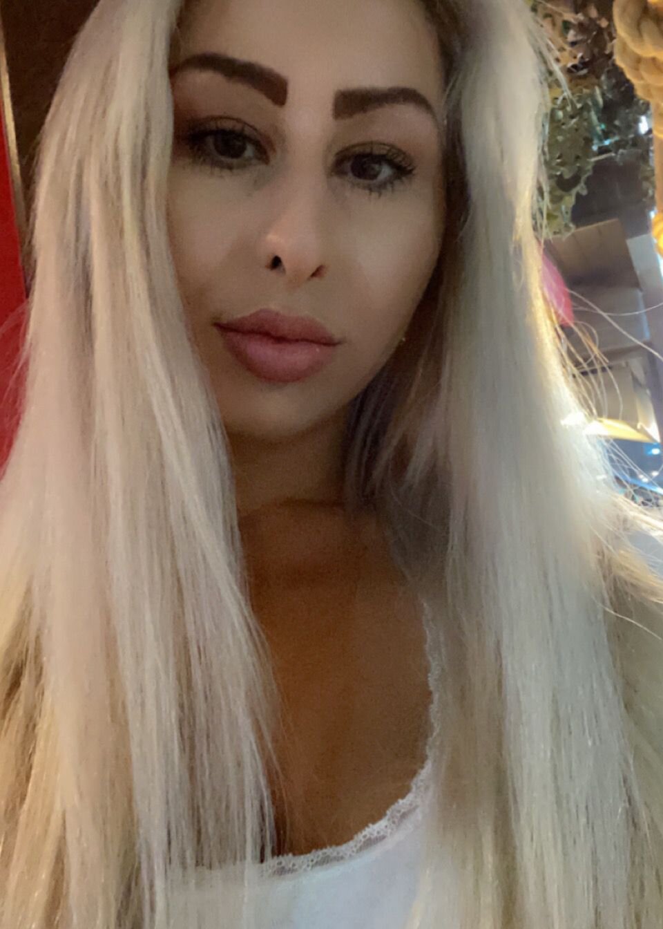 Deliciosa morena pawg con tetas naturales explora el mundo del anal