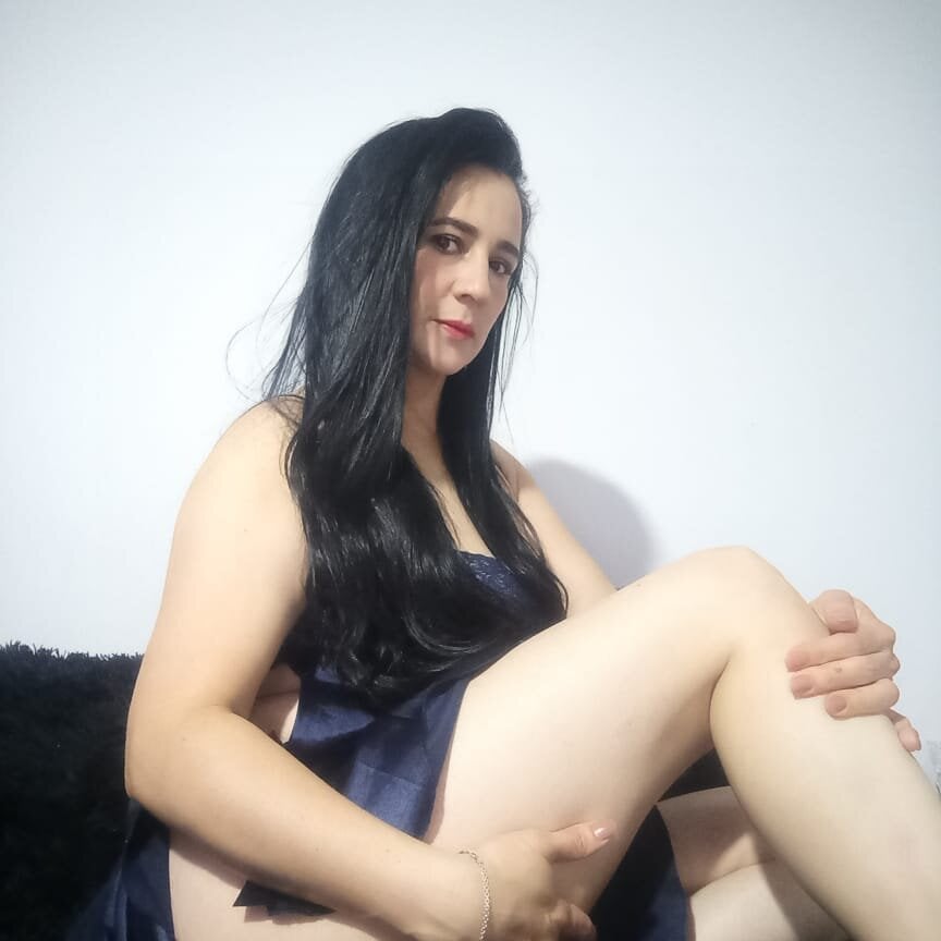 elivecams.com sex_annie livesex profile in i-dont-cam-here-much-anymore-but-i-will-pop-on-at-random-times cams