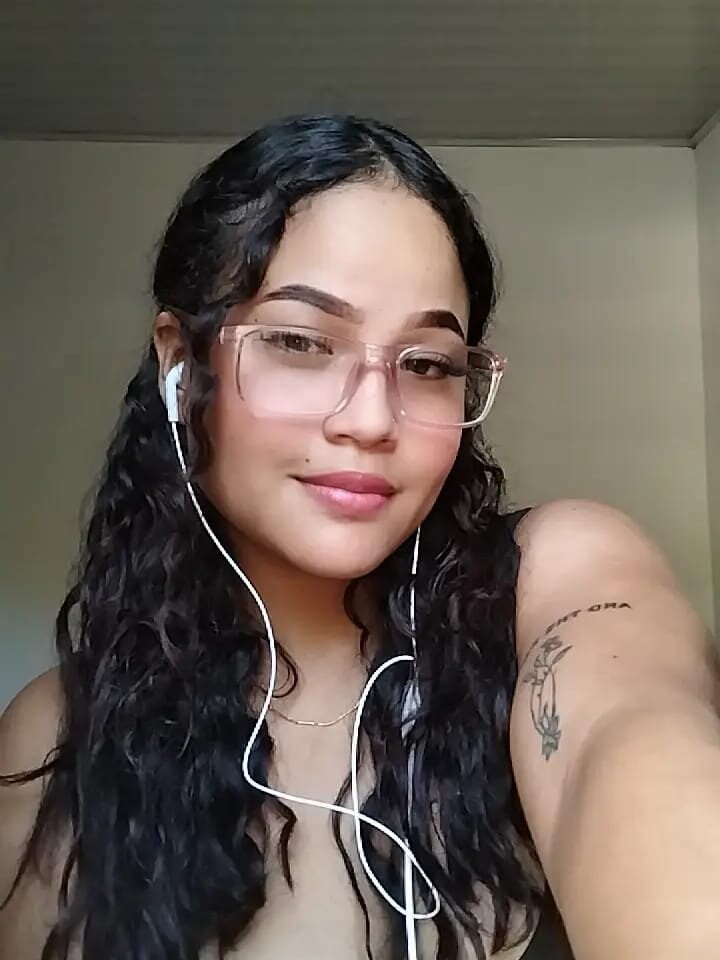 AlejaRobert live cam model at StripChat