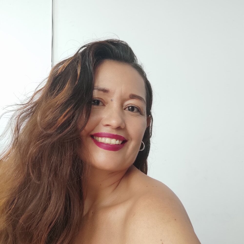 naughtyhottie live cam model at StripChat