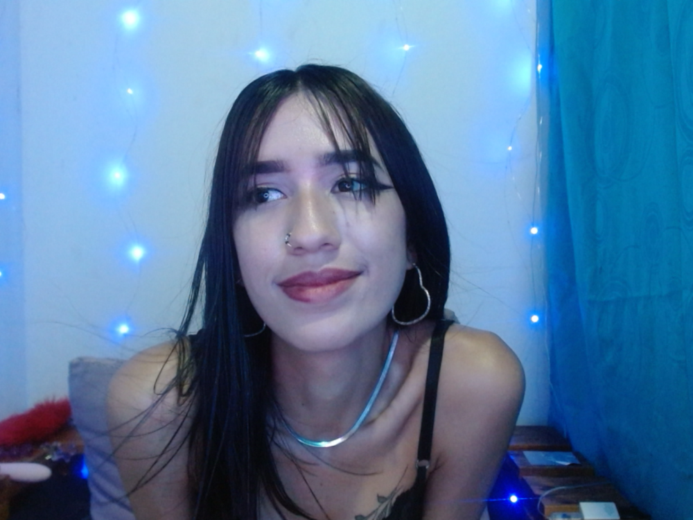 Live sex webcam photo for London_Rivers18 #289418950