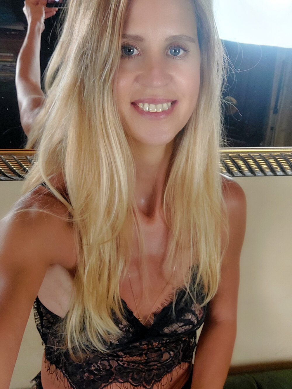 Live sex webcam photo for Vivian-Vi #285952085