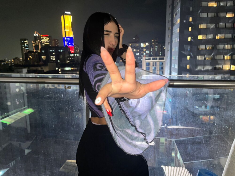 Live sex webcam photo for Nicki_Crue #289861048