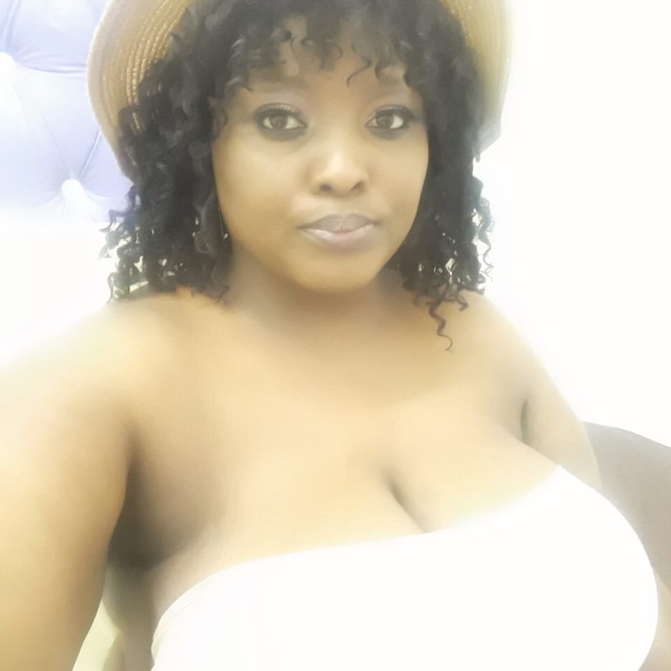 Live sex webcam photo for yummyboobs42 #290052558