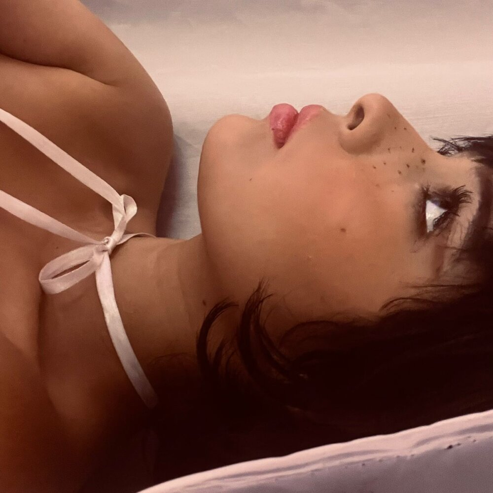 Live sex webcam photo for chloe_watson_ #292810579