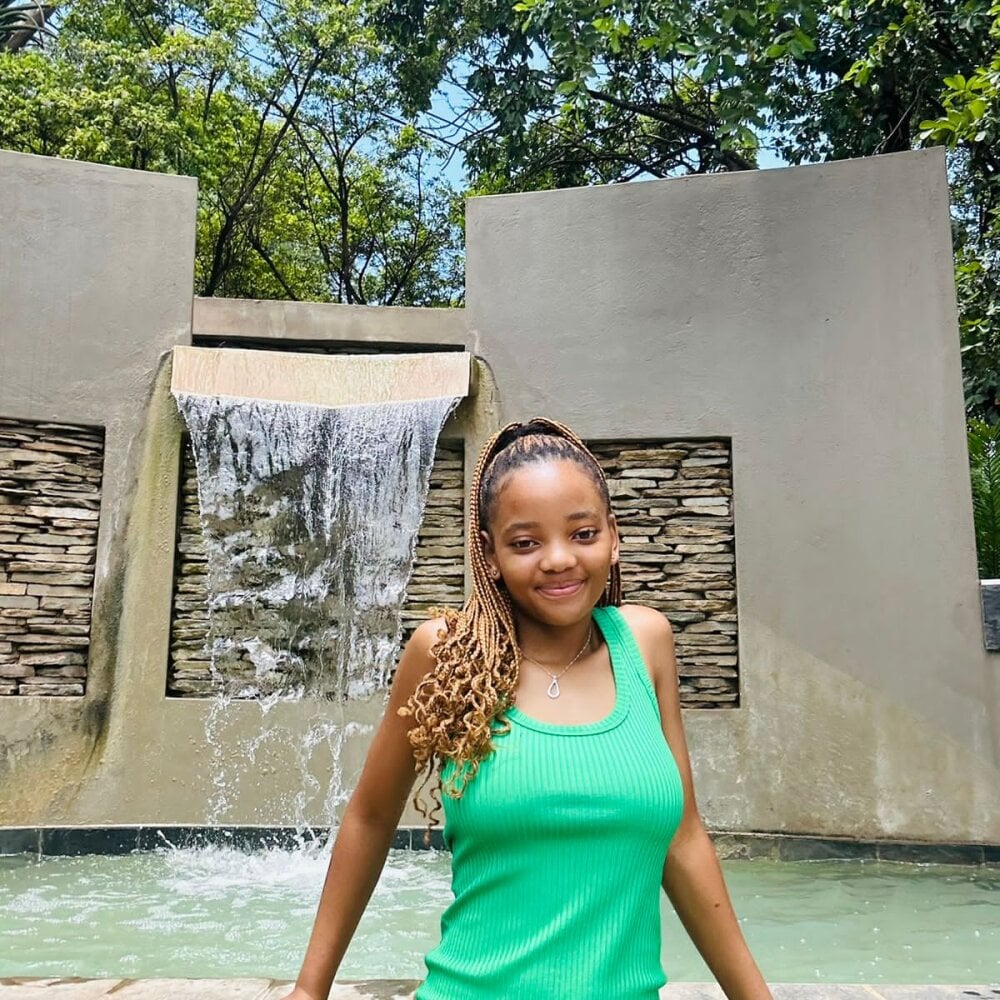 onaircams.com leezeeh livesex profile in bisexual cams