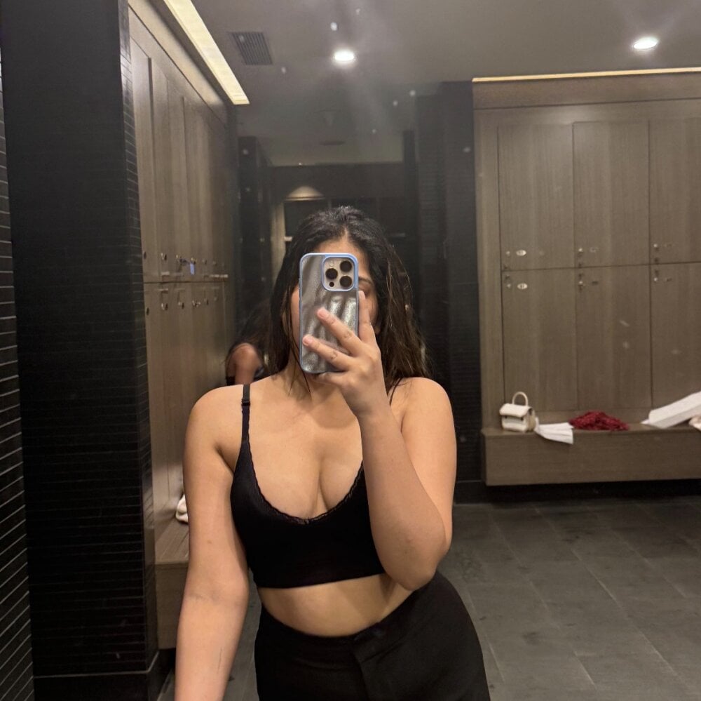 sexcam-girls.com waniroy livesex profile in somewere-in-dreams cams