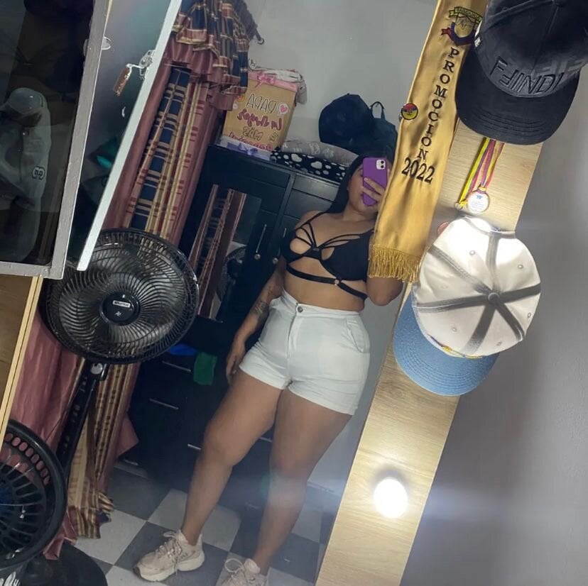 Leila__Saade live cam model at StripChat