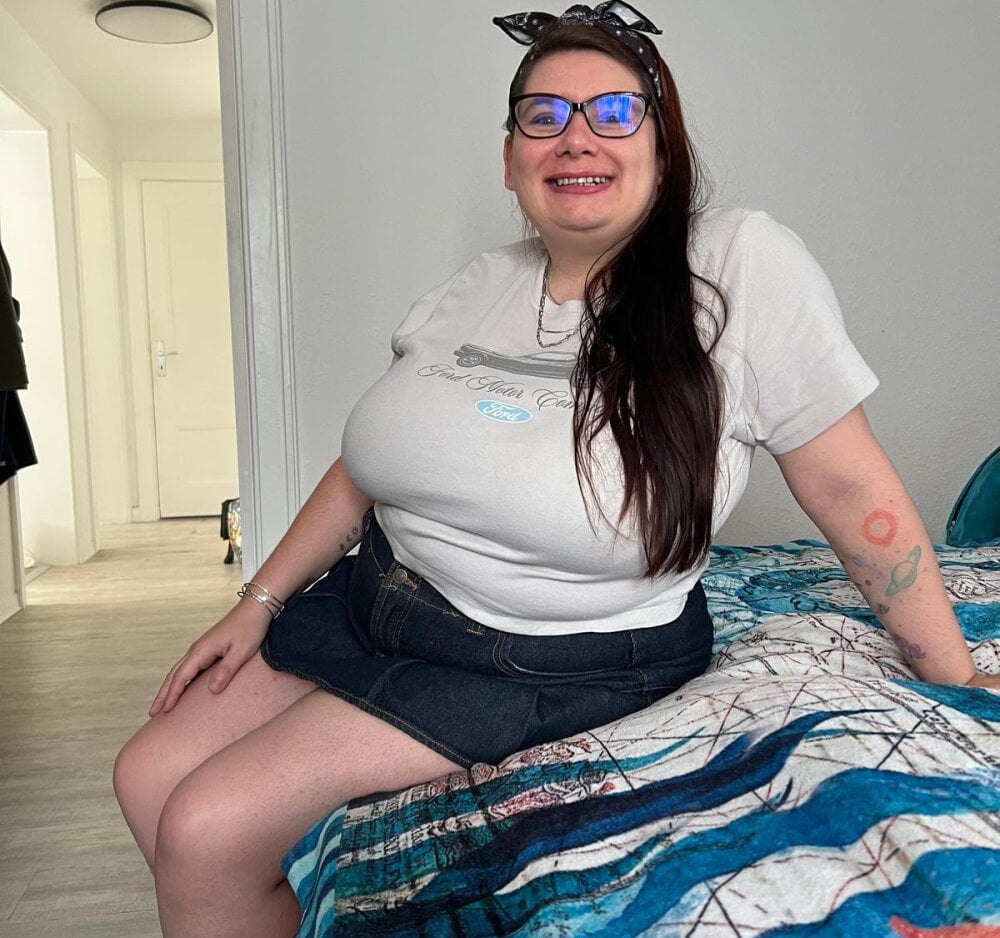 247camsex.com mysticgirlluna livesex profile in curvy cams