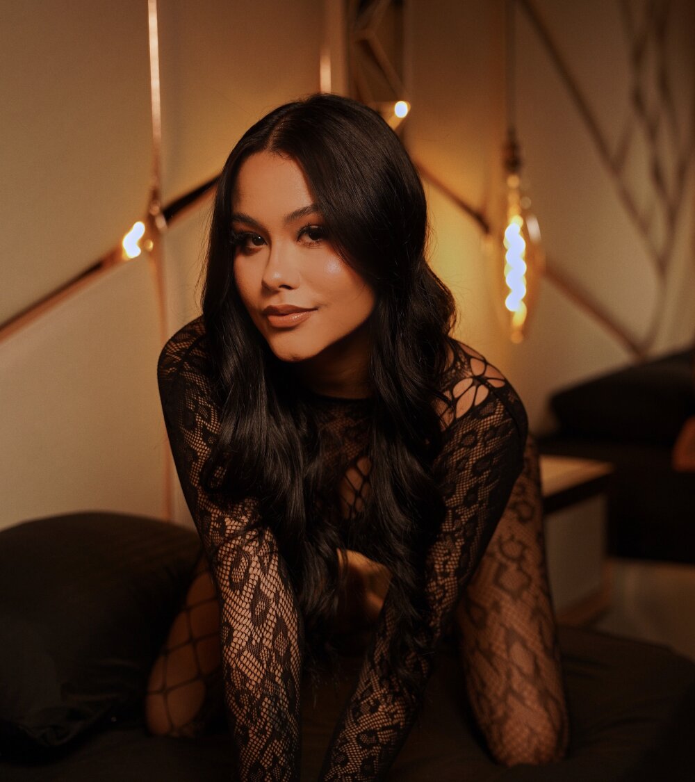 Tokio-Shuang live cam model at StripChat