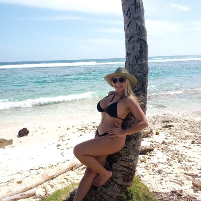 Queen-Carolinne live on StripChat