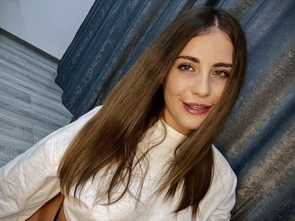 onaircams.com selenajenner livesex profile in white-hair cams