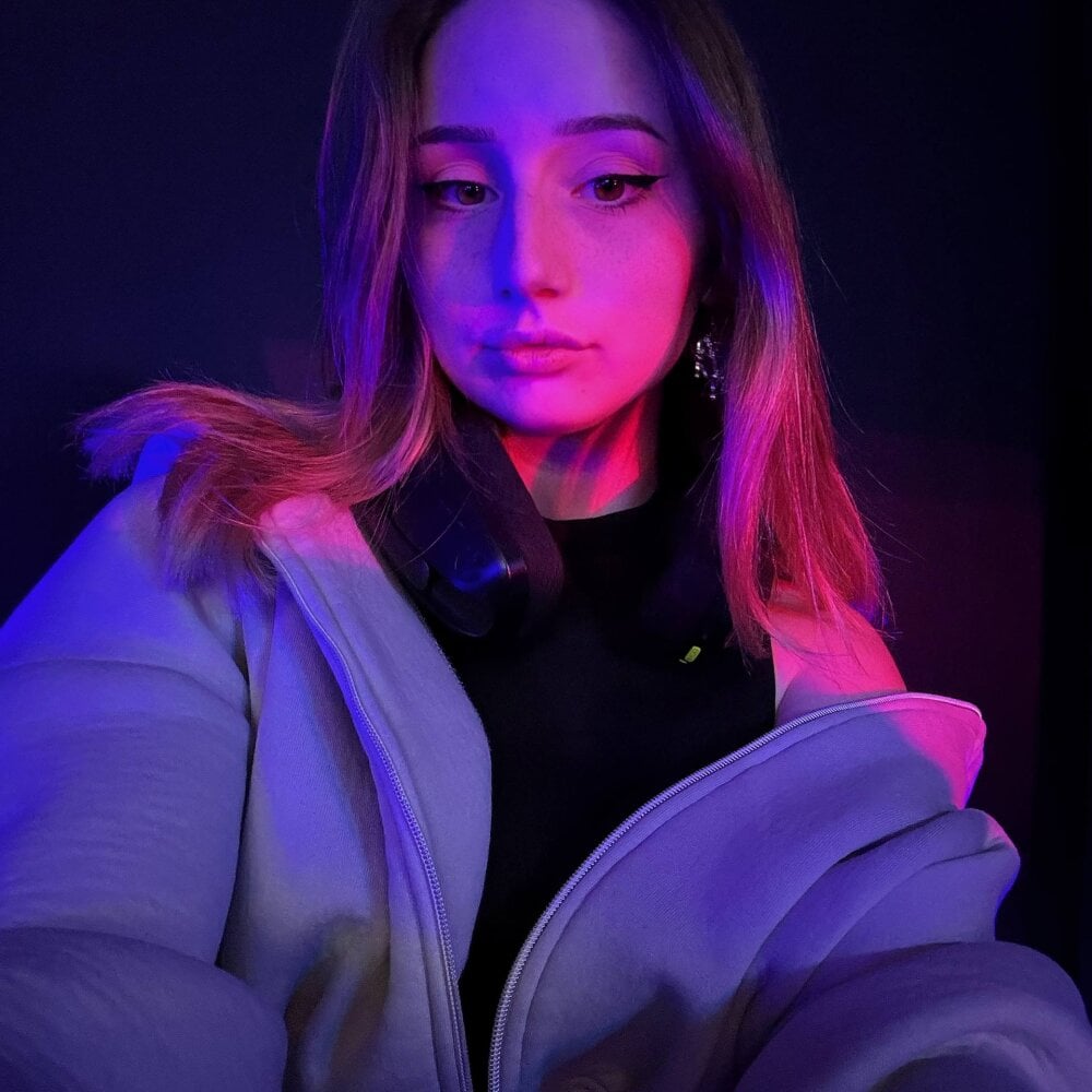 pornos.live reinahenslin livesex profile in granny cams