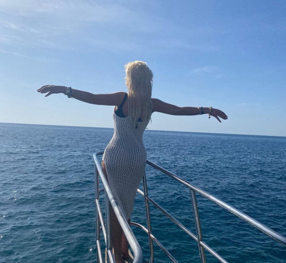 emiliaababee Offline XXX-chat
