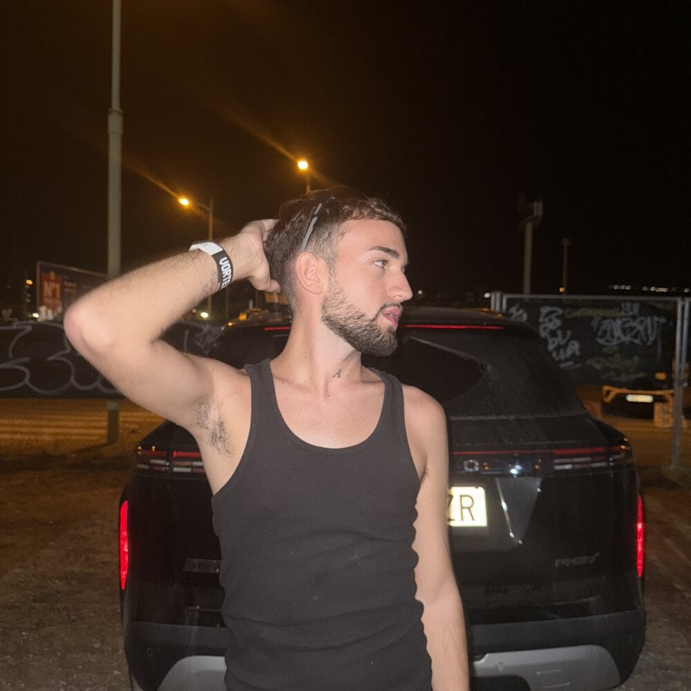adriruizz from stripchat