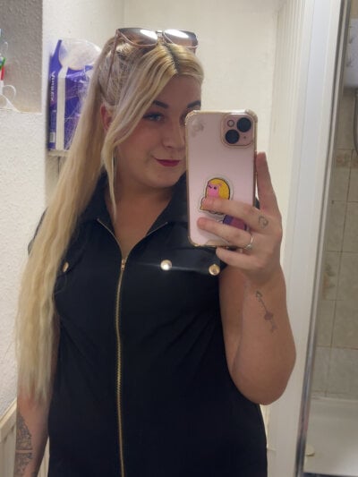 BlondeCurvy