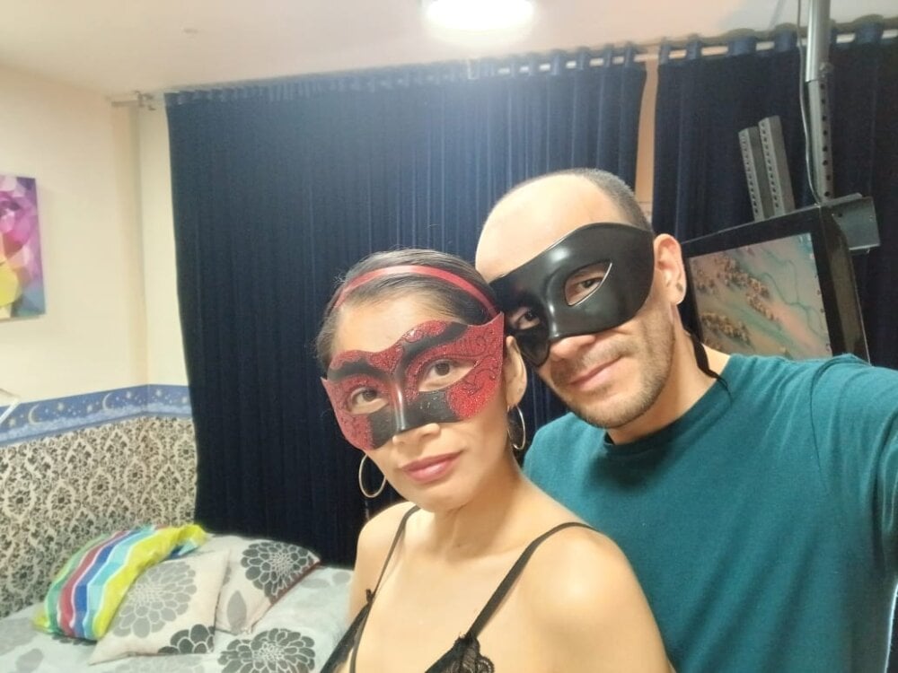 coplehot27 live cam model at StripChat