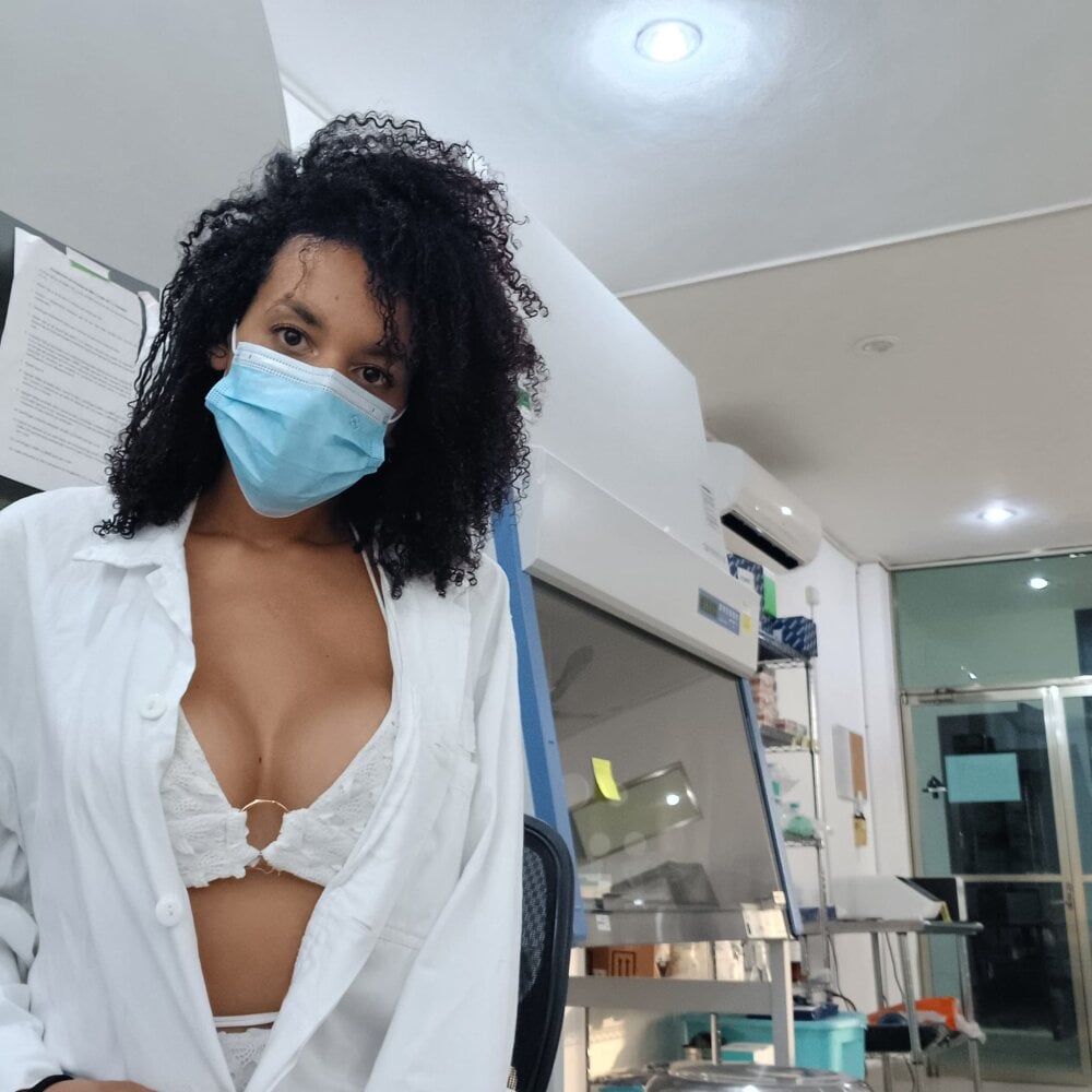 FemDomlia's Offline XXX Chat
