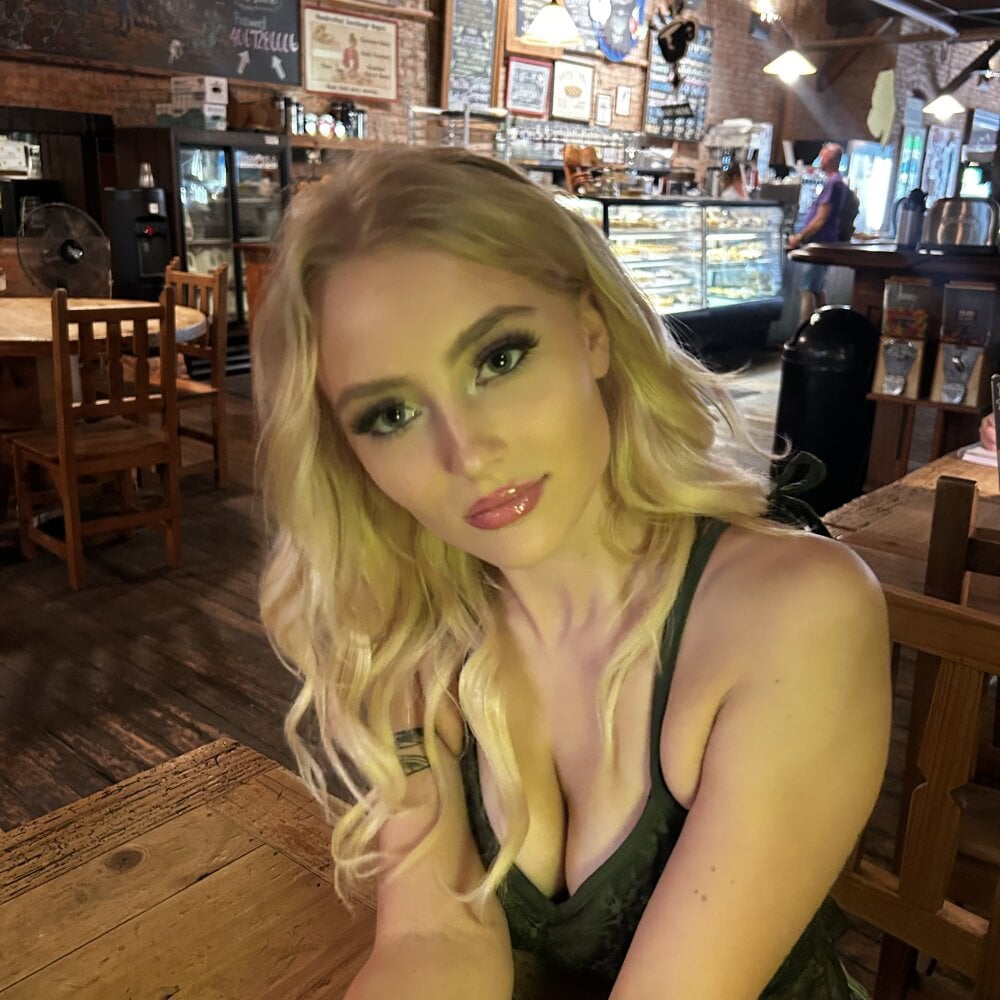 stripchat emmathatgirl webcam profile pic via badgirlwebcam.com