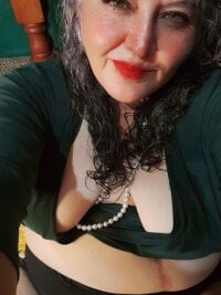 Evelyn_Cougar's Offline Chat Room