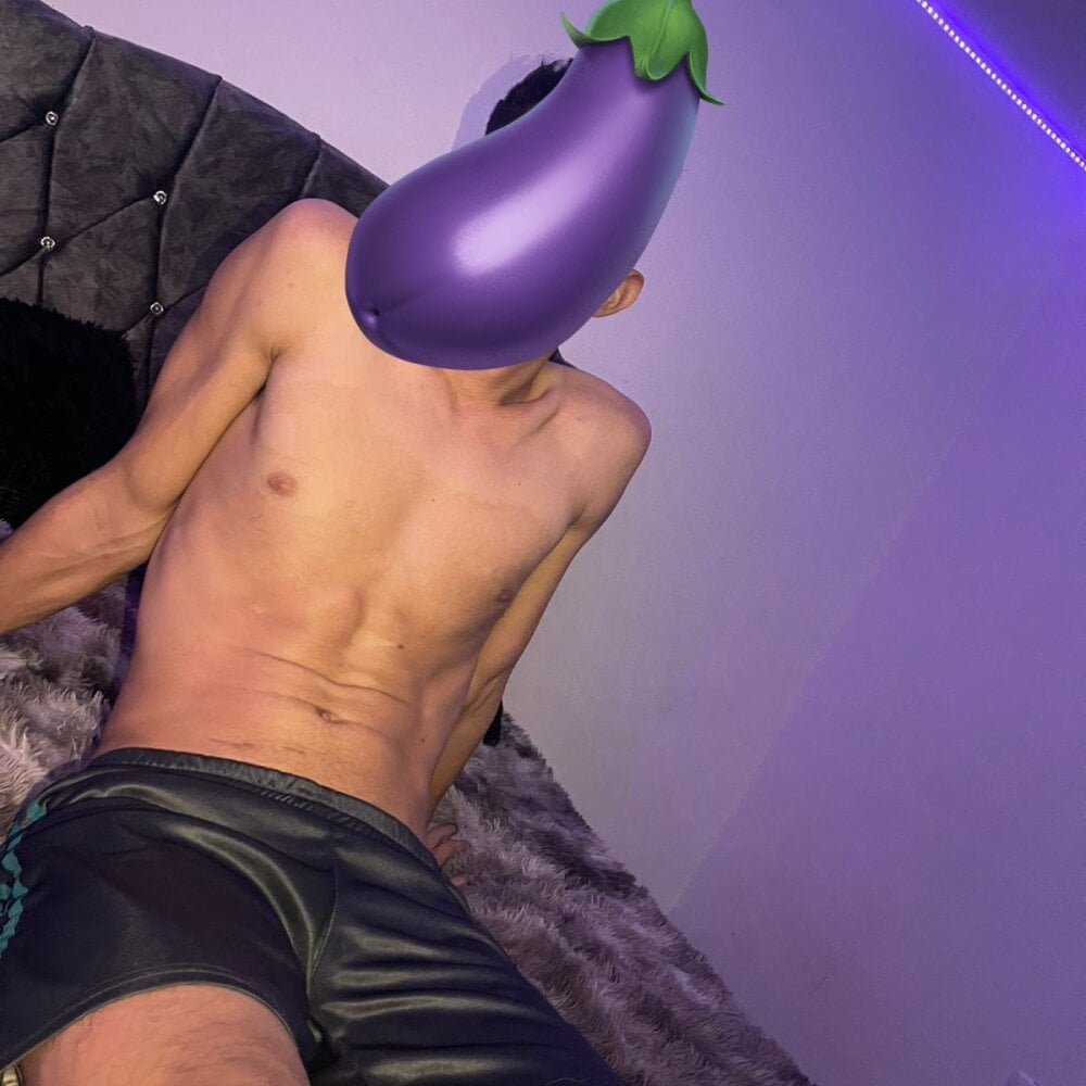 three2003 from stripchat