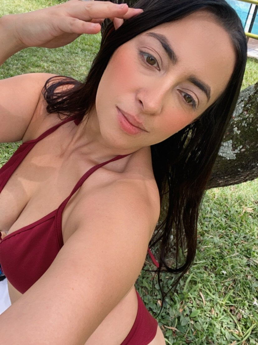 myliveeroticcams.com camila_1020 livesex profile in dragons-lair cams