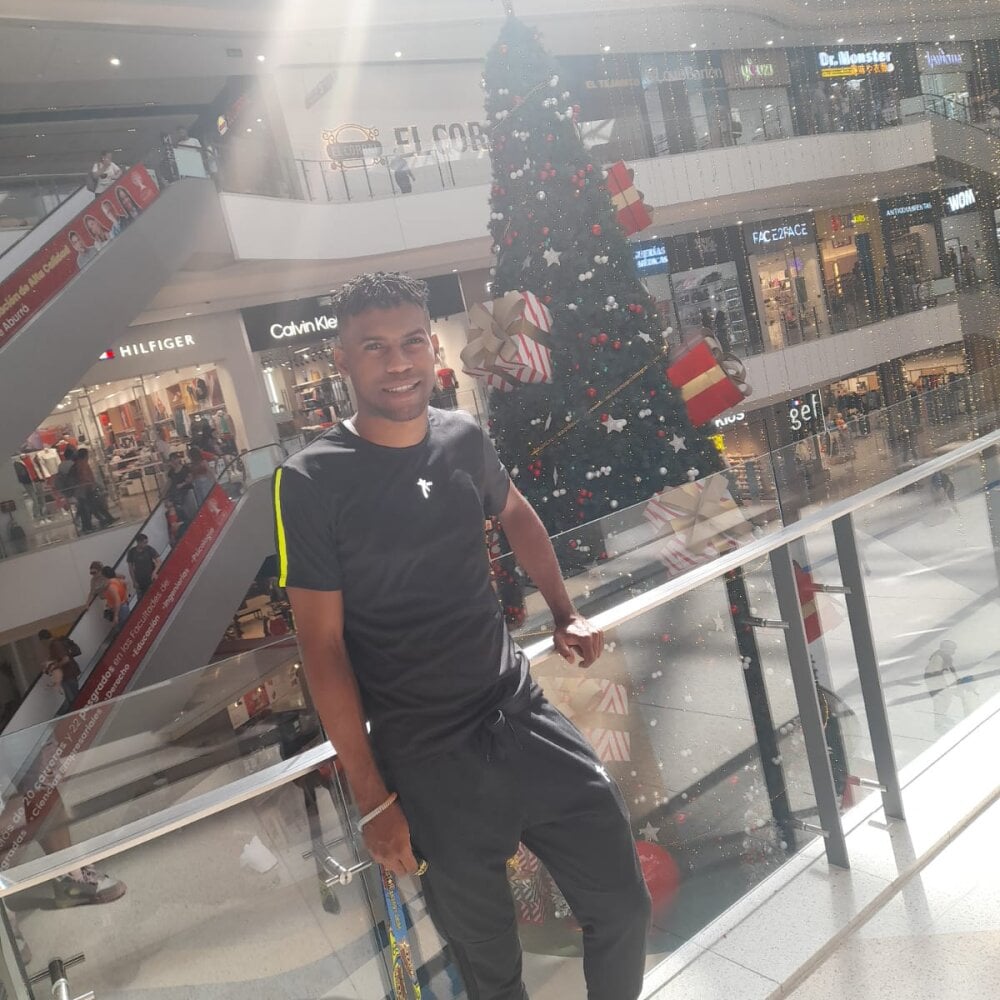 roylatin01 from stripchat