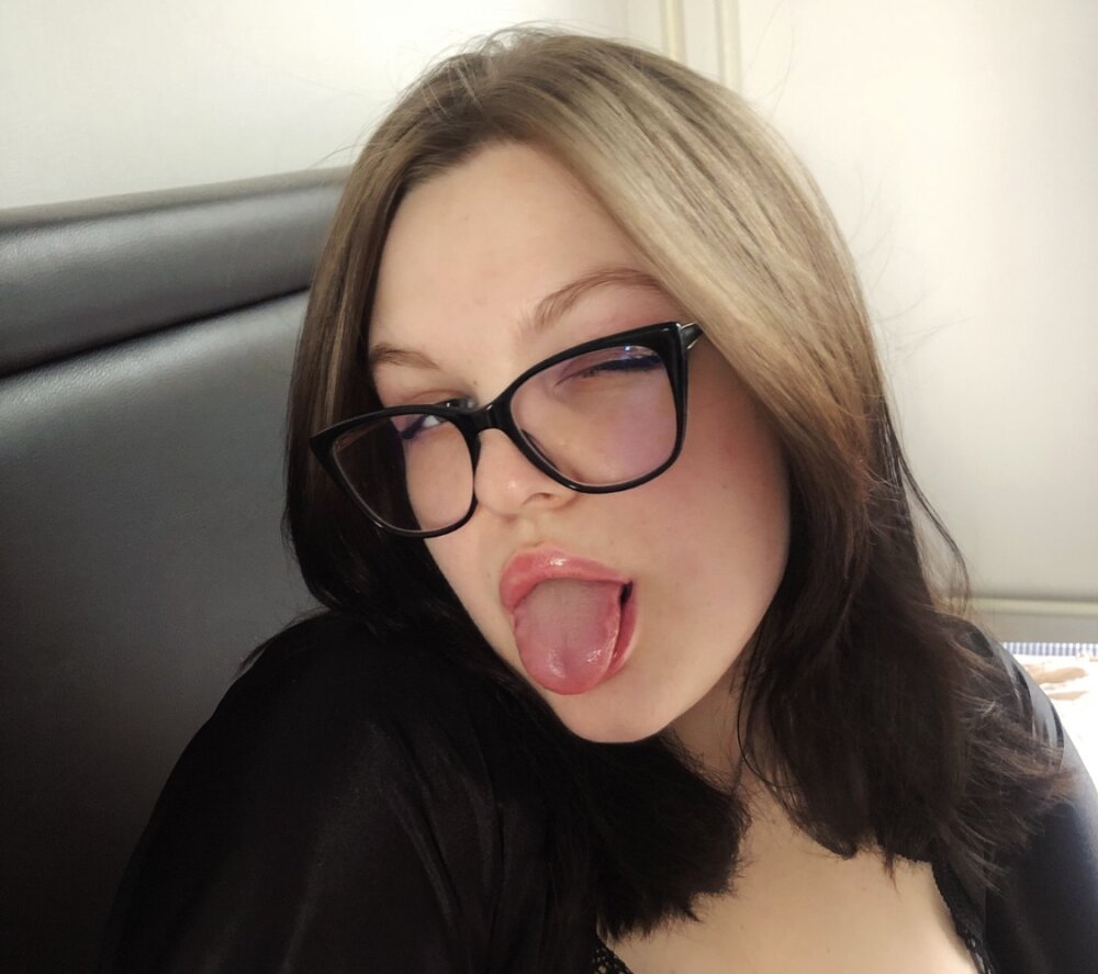 Charlotte_Ros' Offline XXX Chat