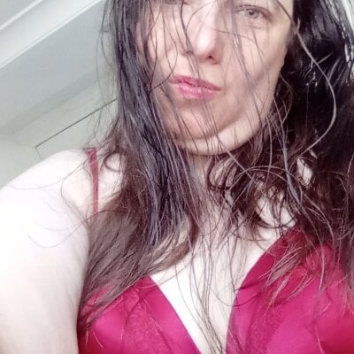 HotHornyEmmaX - curvy milfs
