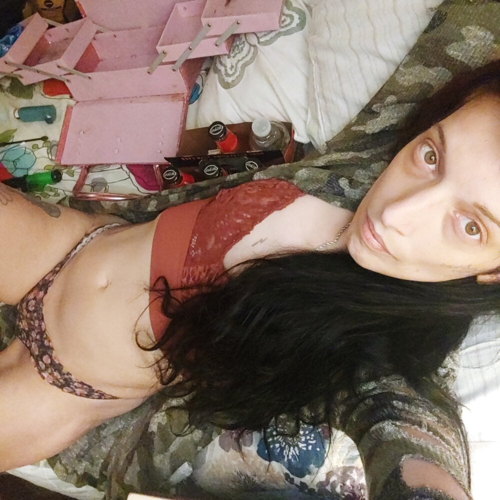 Live sex webcam photo for whitetrashdirtyslut #289476081