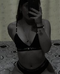 emiily_11's Offline XXX Chat