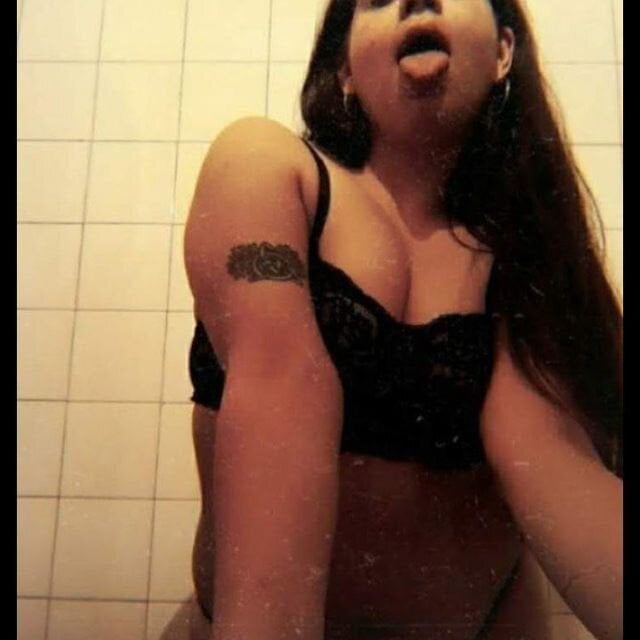 sexlivecamsites.com queenofnilo livesex profile in in-your-head-and-dreams cams