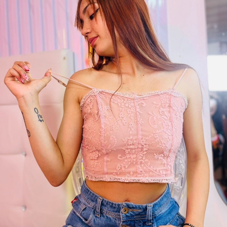 mega-camsex.com arianaa_toro livesex profile in house-by-the-road cams
