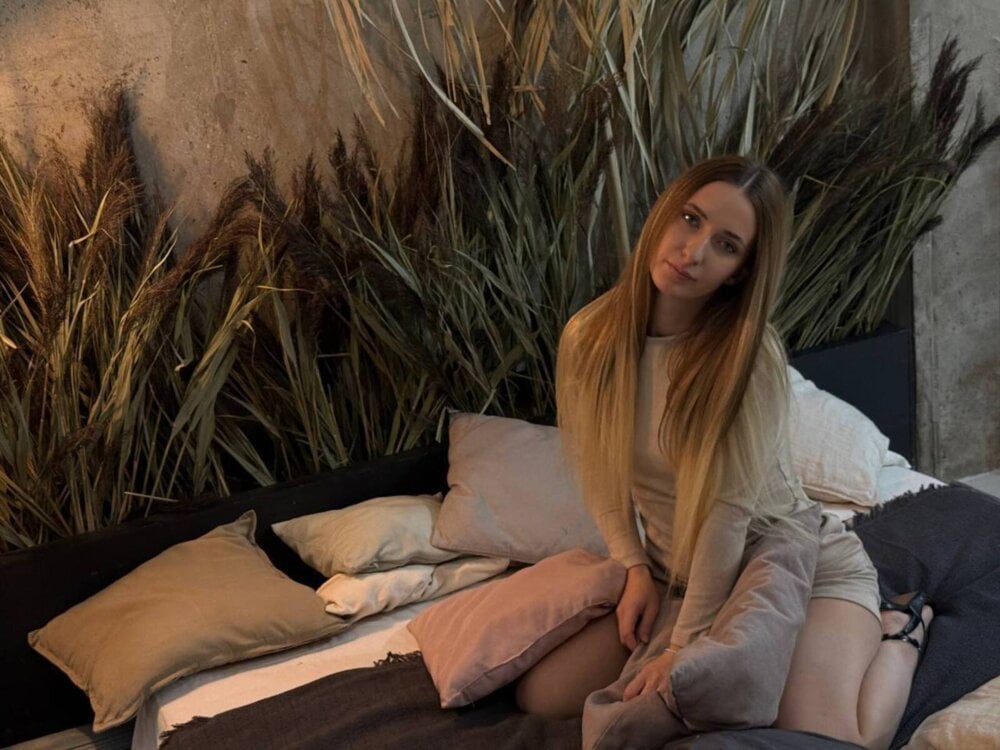 serene_velmire live cam model at StripChat