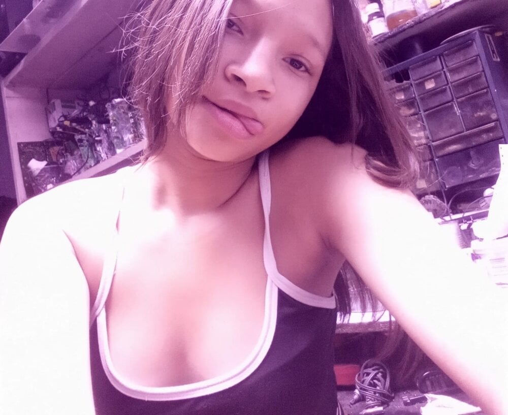 sexcam-girls.com alison_gomez__ livesex profile in in-the-palm-of-your-hands cams