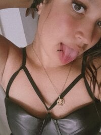 kamilasexyhot's Offline Chat Room