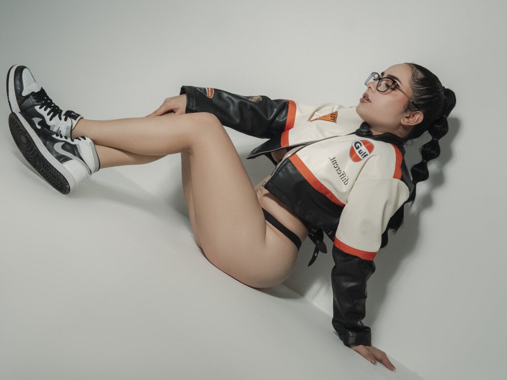 Live sex webcam photo for LaceyHoward_ #289982410