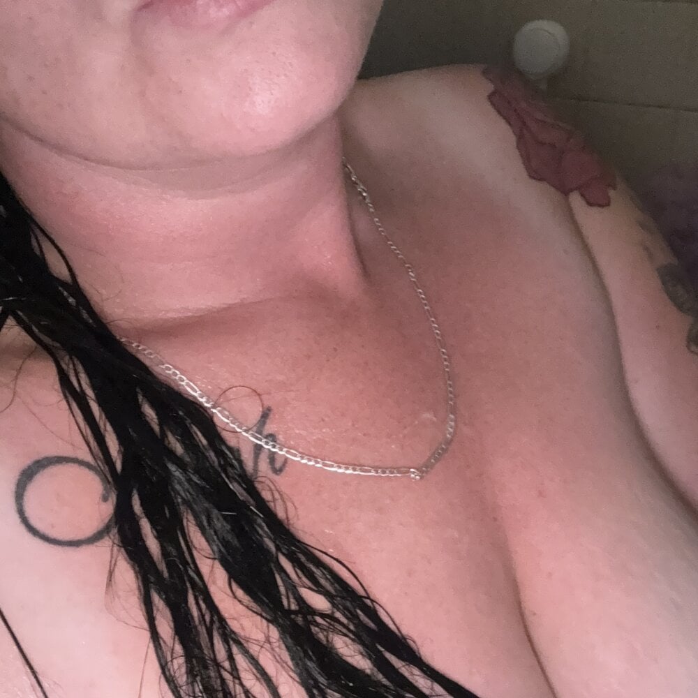 Watch sabrina2335 live on cam on StripChat