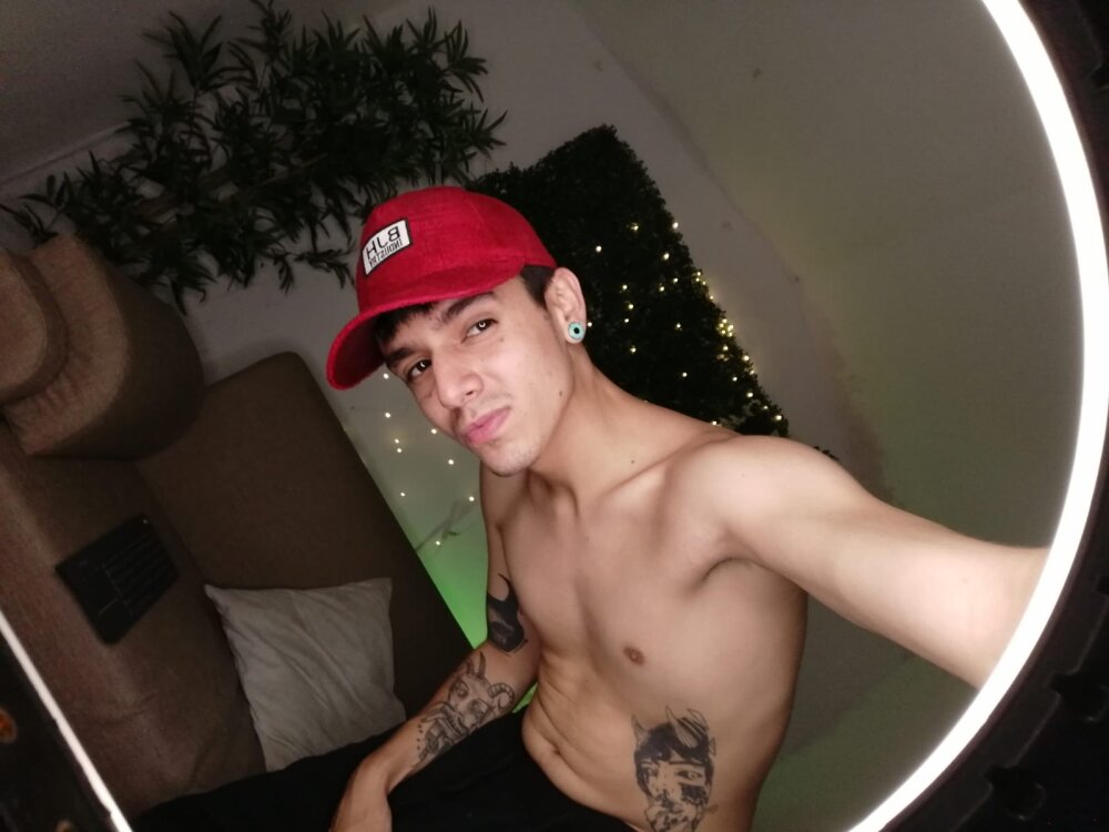 AokiSex_Boy live cam model at StripChat