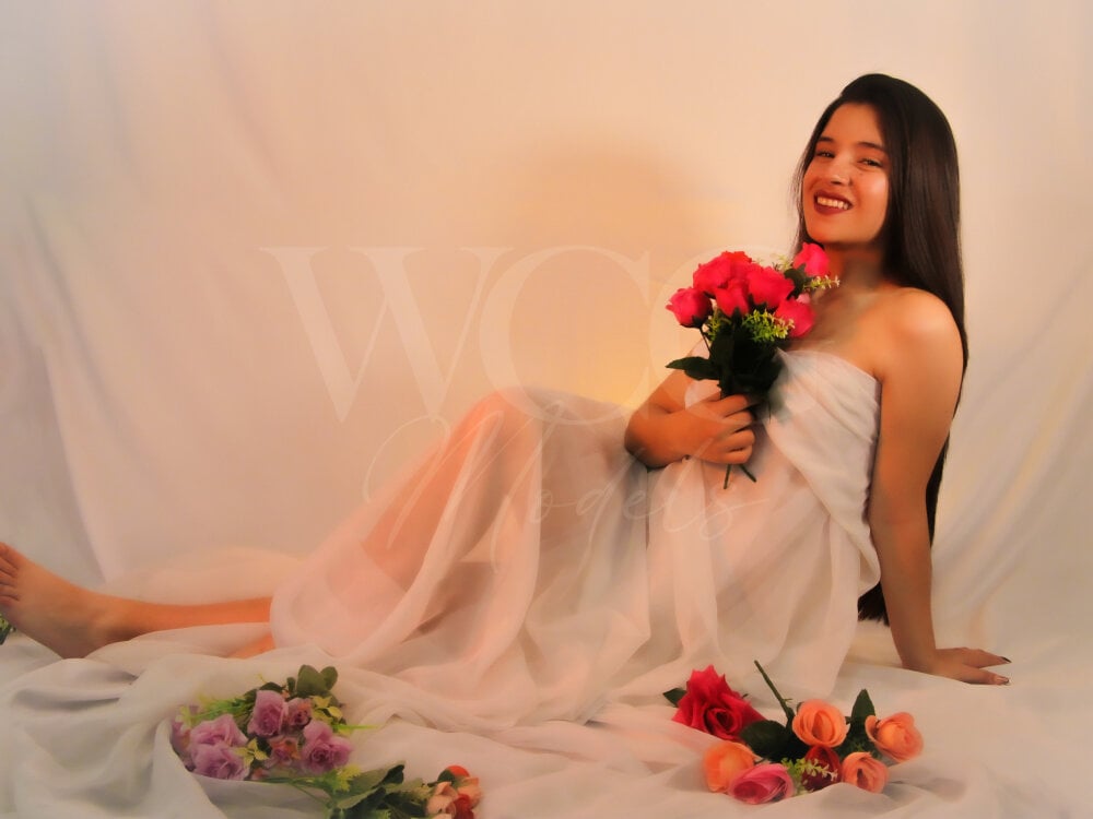 Live sex webcam photo for Emi_sun_ #289999206