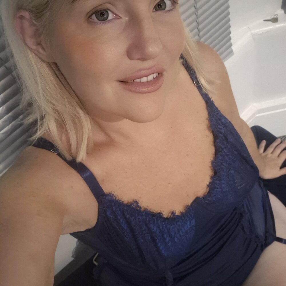 Watch BoundEmber live on cam on StripChat