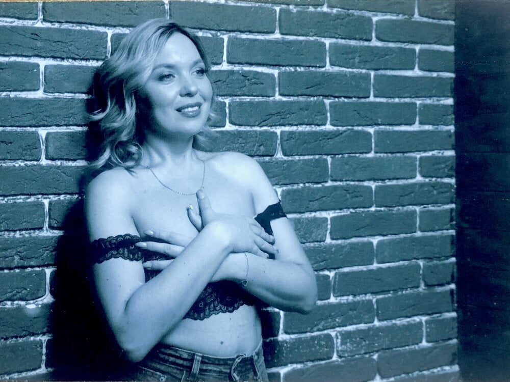 Live sex webcam photo for soaring_love #289951941