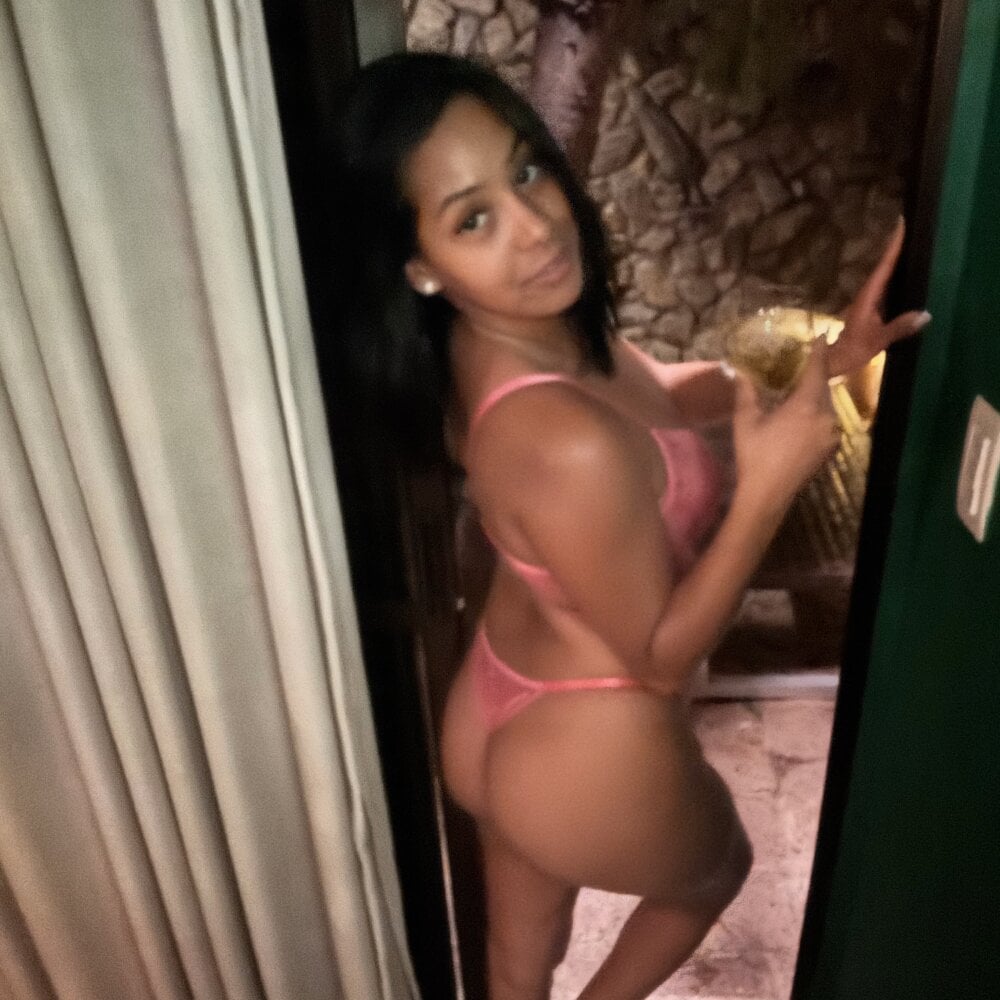 moreninhasafadi's Offline XXX Chat